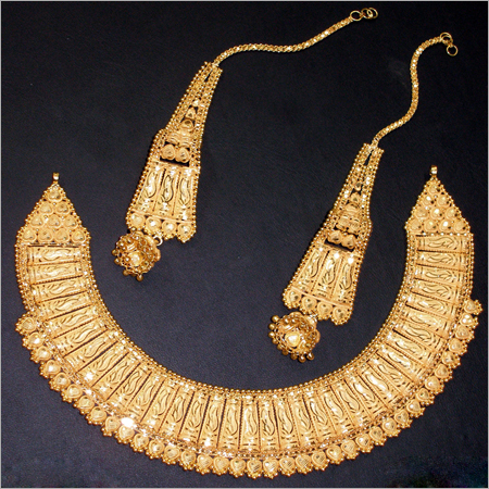 Gold-Necklace-With-Earrings